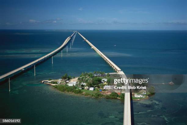 pigeon key and seven mile bridge - florida bridge photos et images de collection