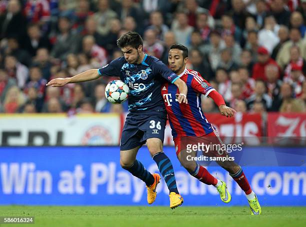 Thiago Alcantara gegen Ruben Neves Fussball Uefa Championsleague Viertelfinale Rückspiel : FC Bayern München - FC Porto 6:1