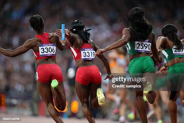 X 100 Meter Staffel relay Wechsel von Tianna Madison auf Jeneba Tarmoh USA Leichtathletik athletics Olympische Sommerspiele in London 2012 Olympia...