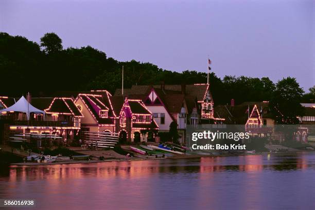 boathouse row on the schuylkill river - schuylkill river photos et images de collection