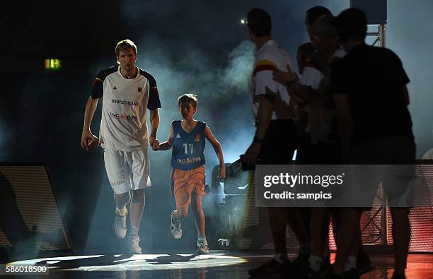 Dirk Nowitzki bei der Begrüssung Deutsche Basketball Nationalmannschaft Testspiel gegen Kroatien Basketball friendly match Germany vs Croatia