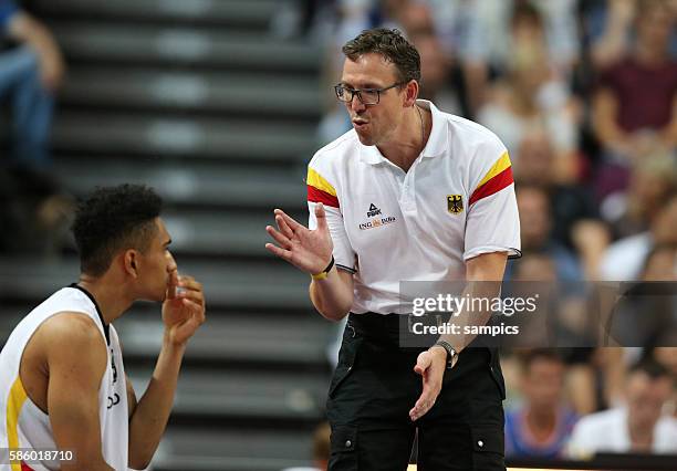 Chris Fleming , Trainer head coach Deutschland mit Maodo Lo Deutsche Basketball Nationalmannschaft Testspiel gegen Kroatien Basketball friendly match...
