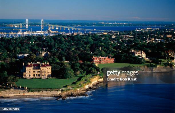 mansions extending along rhode island coast - newport-rhode-island stockfoto's en -beelden