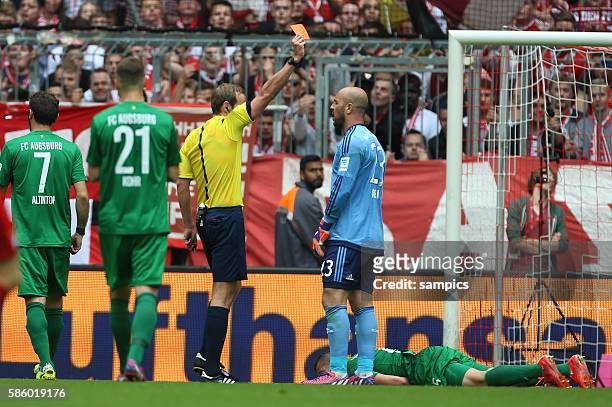 Rote Karte von Schiedsrichter Sascha Stegemann für Torwart Pepe Reina Fußball 1. Bundesliga : FC Bayern München - FC Augsburg