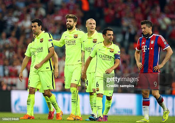 Jubelnde Barca Spieler Gerard Pique FC BarcelonaJeremy Mathieu FC Barcelona Xavi Hernandez FC Barcelona mit Robert Lewandowski FC Bayern München...