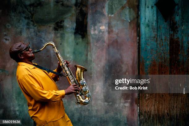 jazz musician playing saxophone - bläser stock-fotos und bilder