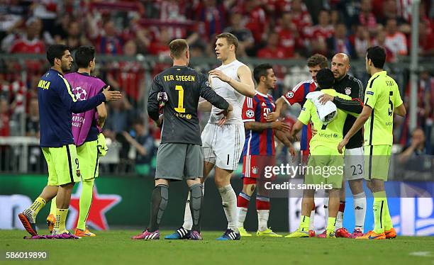 Bayern Spieler verabschieden sich aus der Championsleague und den Fans Manuel Neuer von Marc Andre ter Stegen FC Barcelona Fußball Uefa...