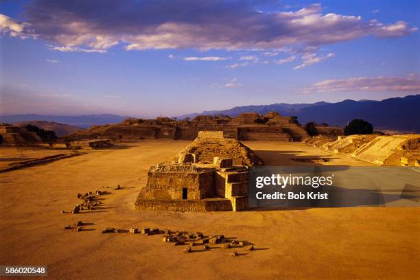 monte alban - oaxaca stock-fotos und bilder