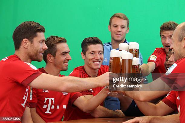 Xabi Alonso FC Bayern München Philipp LAHM FC Bayern München Robert Lewandowski FC Bayern München w Manuel Neuer Bayern München Thomas Müller Mueller...