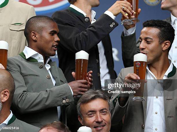 Douglas Costa FC Bayern München Thiago Alcantara FC Bayern München Alljährliches Paulaner Lederhosen Werbeshooting des FC Bayern München . Auch diese...