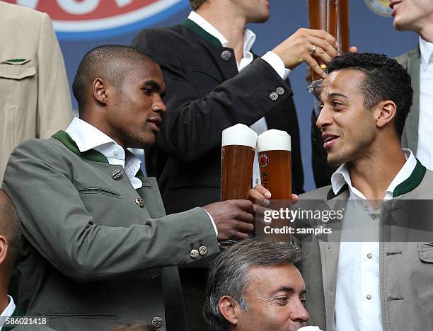 Douglas Costa FC Bayern München Thiago Alcantara FC Bayern München Alljährliches Paulaner Lederhosen Werbeshooting des FC Bayern München . Auch diese...