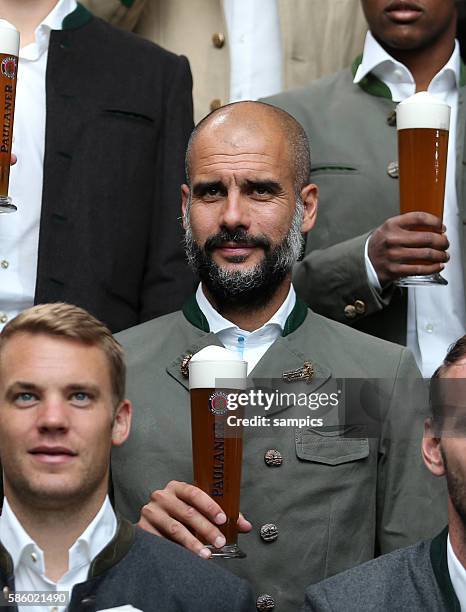 Trainer Coach Pep Josep Guardiola FC Bayern München Munich Alljährliches Paulaner Lederhosen Werbeshooting des FC Bayern München . Auch diese Jahr...