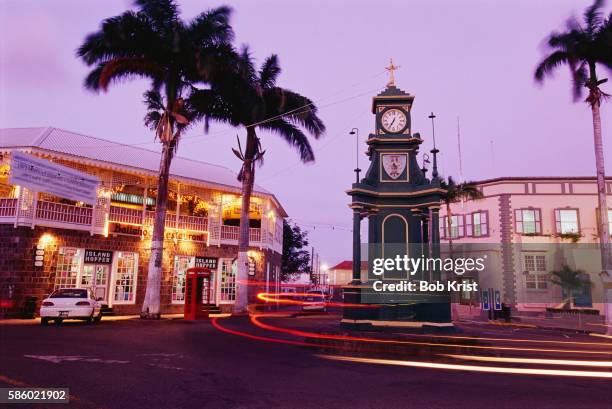 light trails around the berkeley memorial clock - saint kitts e nevis foto e immagini stock