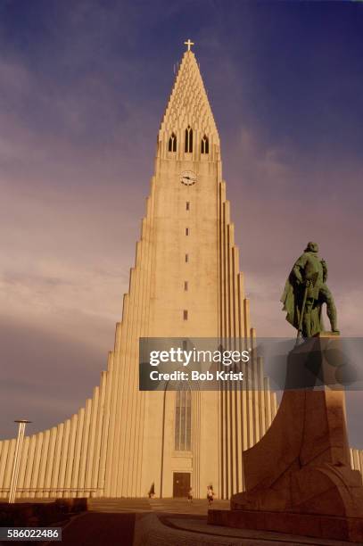 hallgrimskirkja church with leif eriksson statue - hallgrimskirkja bildbanksfoton och bilder