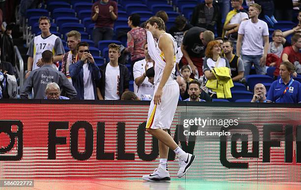 Dirk Nowitzki geht enttäuscht vom Platz Euro Basket 2015 : Germany - Turkey