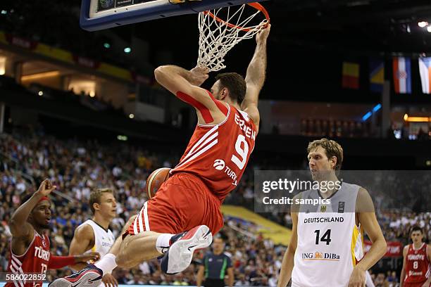 Dunk von Semih Erden , rechts Dirk Nowitzki Euro Basket 2015 : Germany - Turkey