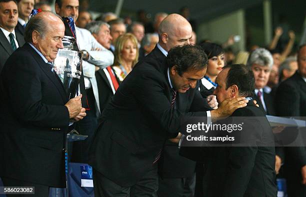Sam// FIFA Präsident Sepp Joseph Blatter und UEFA Präsident Michel Platini trösten Rafael Benitez UEFA Championsleague Finale 2007 AC Mailand gegen...