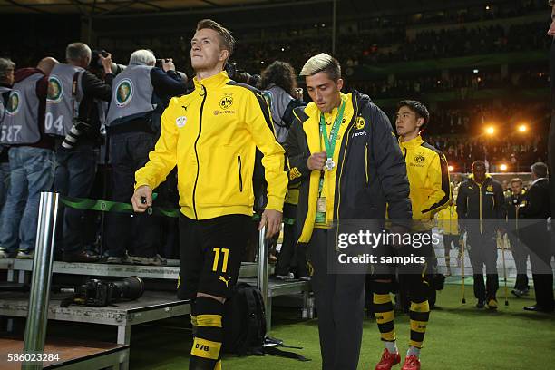 Enttäuschung nach der Niederlage : Marco Reus mit der Medaille nach der Ehrung dahinter Kevin Kampl Fußball DFB Pokalfinale : Borussia Dortmund - VFL...