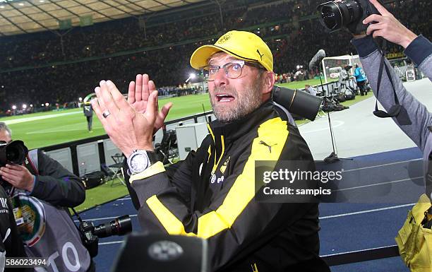 Jürgen Klopp , Trainer head coach Borussia Dortmund nimmt mit Tränen Abschied von der Dortmunder Fans Fußball DFB Pokalfinale : Borussia Dortmund -...