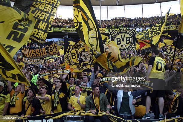 Stimmung im Dortmunder Fanblock mit Fahnen Fußball DFB Pokalfinale : Borussia Dortmund - VFL Wolfsburg 1:3