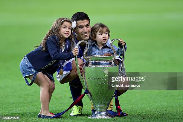 Luis Suarez FC Barcelona mit Championsleaque Pokal mit Kinder Fussball Championsleague Finale Final Juventus Turin - FC Barcelona 1:3 Saison 2014 /...