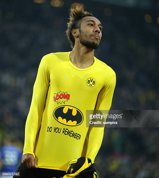 Pierre-Emerick Aubameyang bejubelt sein Tor zum 3:1 mit Batman t-Shirt do you remember Fussball Bundesliga : Borussia Dortmund FC Schalke 04