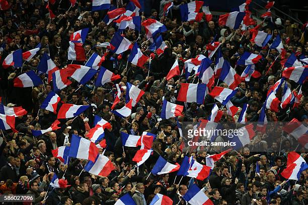 Fans Zuschauer Frankreich mit Fahnen tricolore Fussball Freundschaftsspiel : Frankreich - Deutschland Football friendly match national team France...