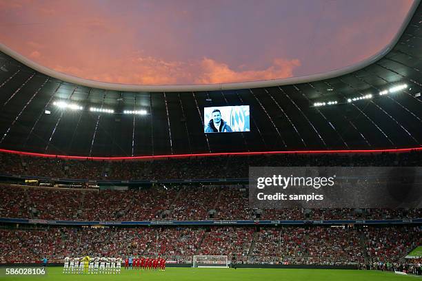 Allianz Arena mit Abendhimmel mit Foto von dem verstorbenen Stephan Beckenbauer FC Bayern München Audi Cup 2015