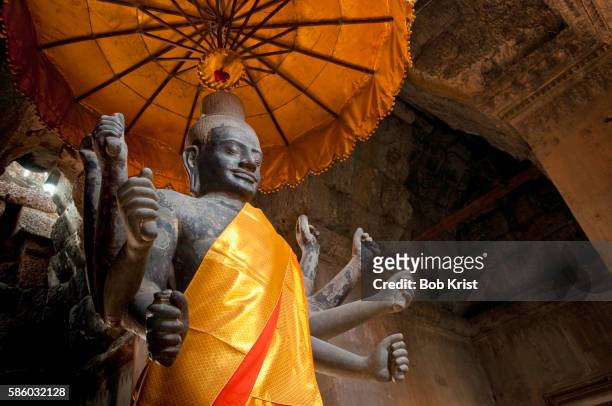 vishnu statue in angkor wat - hindoeïstische god stockfoto's en -beelden