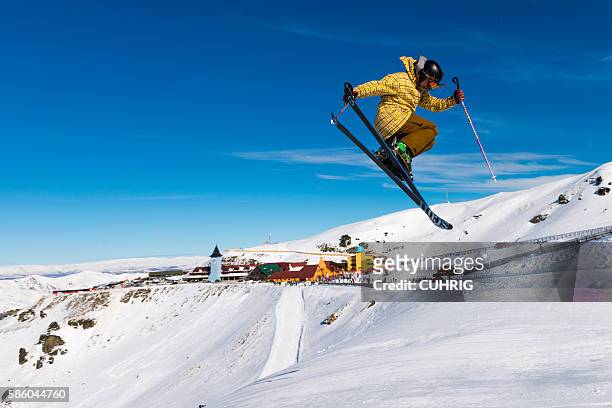 cardrona mountain resort con esquiador de estilo libre - queenstown fotografías e imágenes de stock