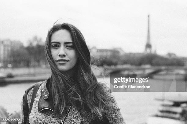 femme à paris - curvy white girl photos et images de collection