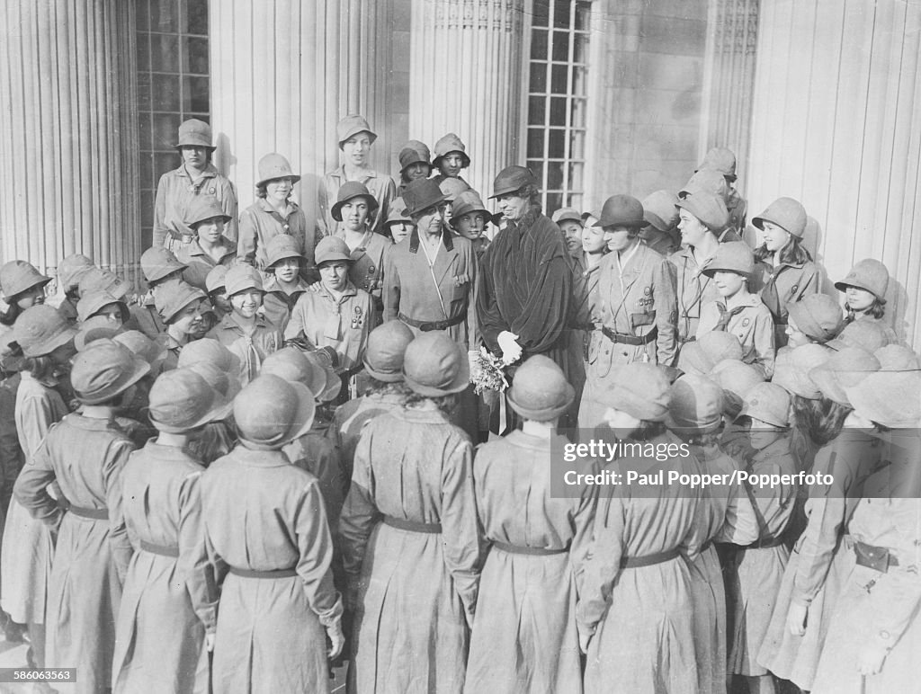 Eleanor Roosevelt With Girl Guides