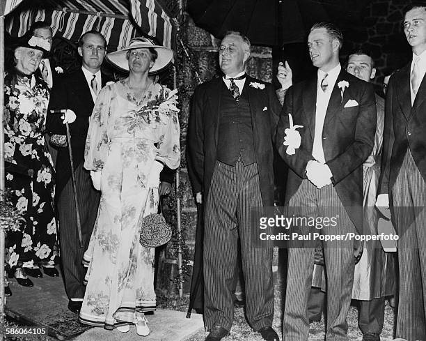 United States President Franklin D Roosevelt with his family his mother Sara Roosevelt, John Boettiger, Eleanor Roosevelt, FDR, Elliott Roosevelt and...