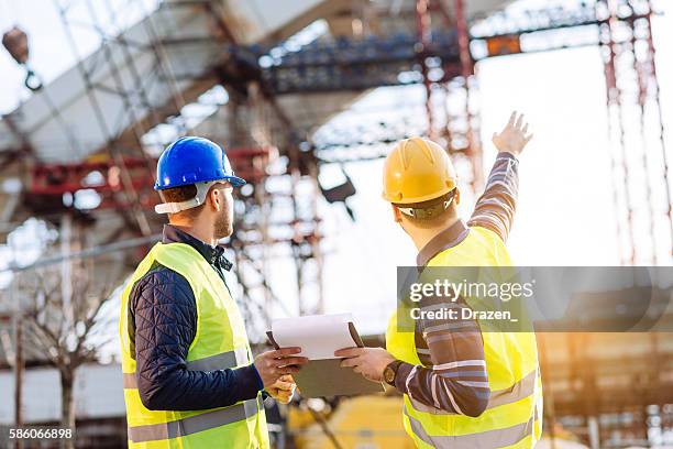 reporting to contractor at construction site - team building activity stockfoto's en -beelden