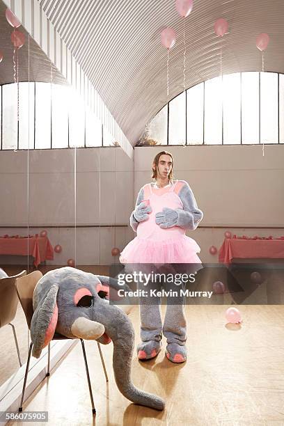 elephant entertainer after children's party - mascot photos et images de collection