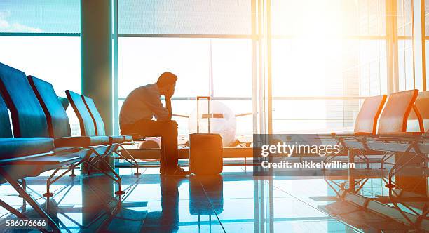 passeggero aspetta aereo in aeroporto - bloccato foto e immagini stock