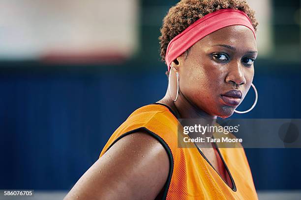 sports woman in sports bib standing on the court - sport determination stockfoto's en -beelden
