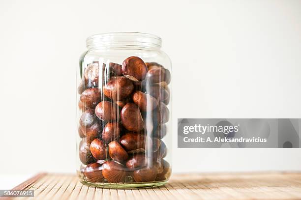 Chestnuts In Bowl On Wood Table, 照片檔