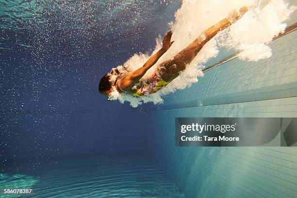 woman diving underwater - active man stock-fotos und bilder