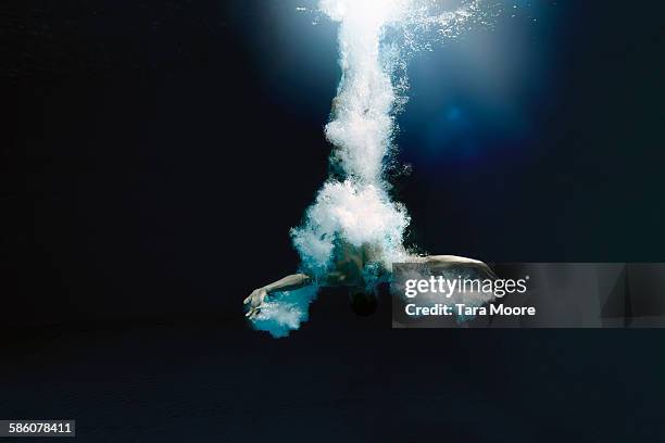 man diving into water - mergulho submarino - fotografias e filmes do acervo