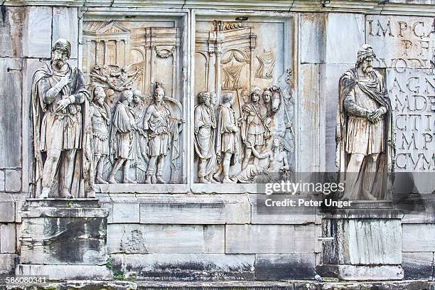 close up of statues on the arch of constantine - bas reliëf stockfoto's en -beelden