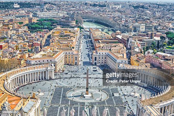 view of  saint peters square in rome, italy - vatican fotografías e imágenes de stock