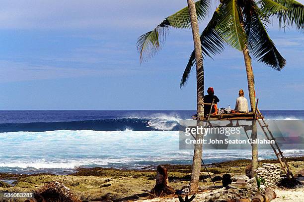 surfing in the hinako islands - indonesia hinako stock-fotos und bilder