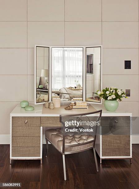 dressing table in bedroom - kaptafel stockfoto's en -beelden