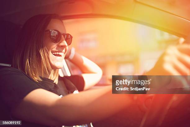genießen sie die fahrt - person driving a car stock-fotos und bilder