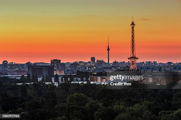 berlin skyline at sunrise - tour de la radio de berlin photos et images de collection