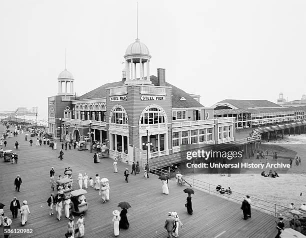 Steel Pier, Atlantic City, New Jersey, USA, circa 1915.