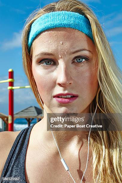 close up of a pretty girl who is exercising - serre tête photos et images de collection