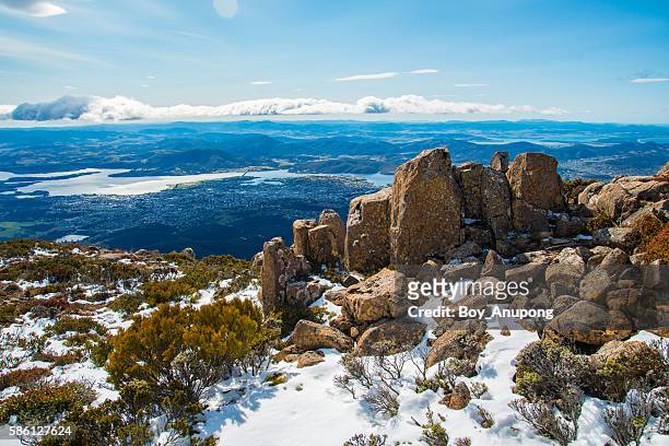 the pinnacles rock on the top of mount wellington, hobart, tasmania. - winter australia stockfoto's en -beelden
