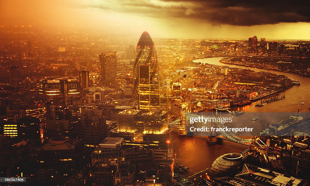 Vista aérea do helicóptero da ponte torre em Londres